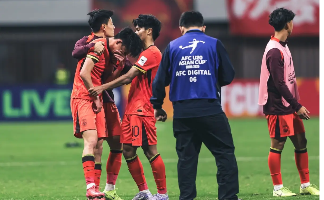 足协杯八强战对决在即！上海申花演练定位球，北京国安密集防守应对的简单介绍